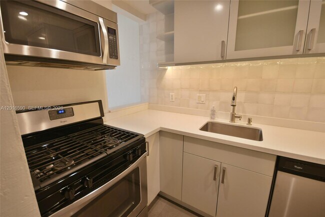 Building Photo - 6884 N Kendall Dr