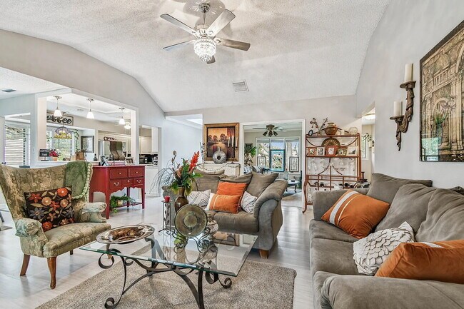 Building Photo - "Charming 3-Bed, 2-Bath Oasis at 1011a Sou...