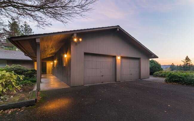 Building Photo - Expansive 5-Bedroom Lake Oswego Property N...