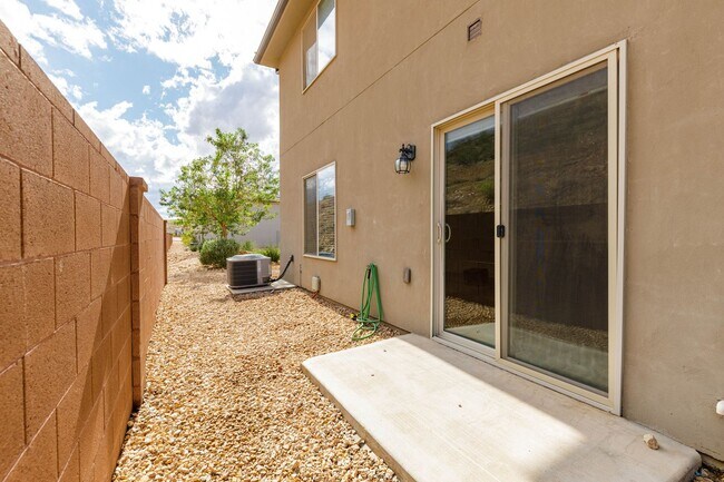 Building Photo - 3 bed | 2.5 bath | 2-car Townhome with Was...