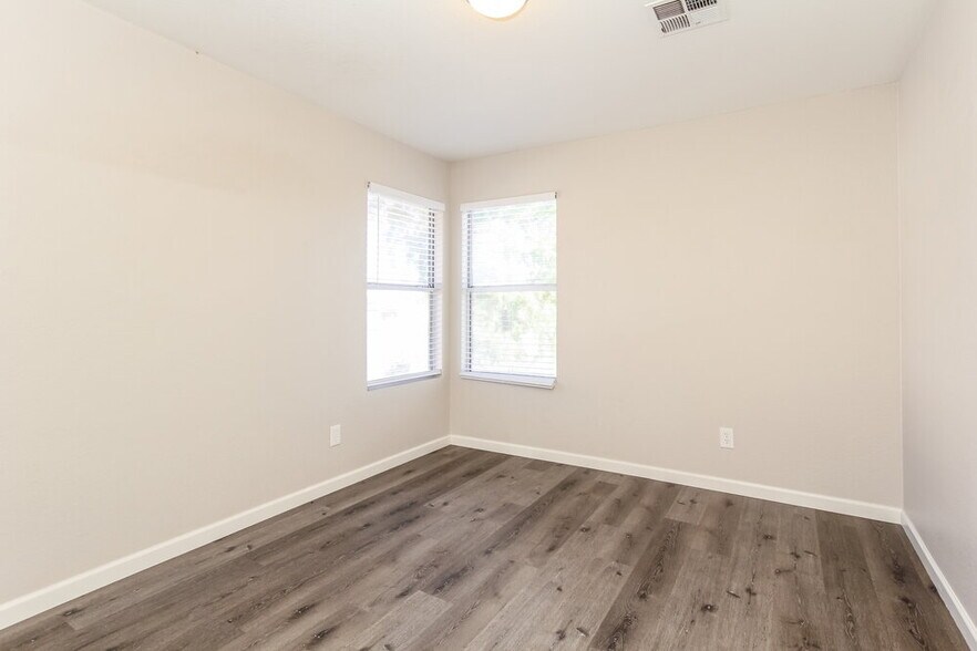 Building Photo - 14317 N 75th Dr