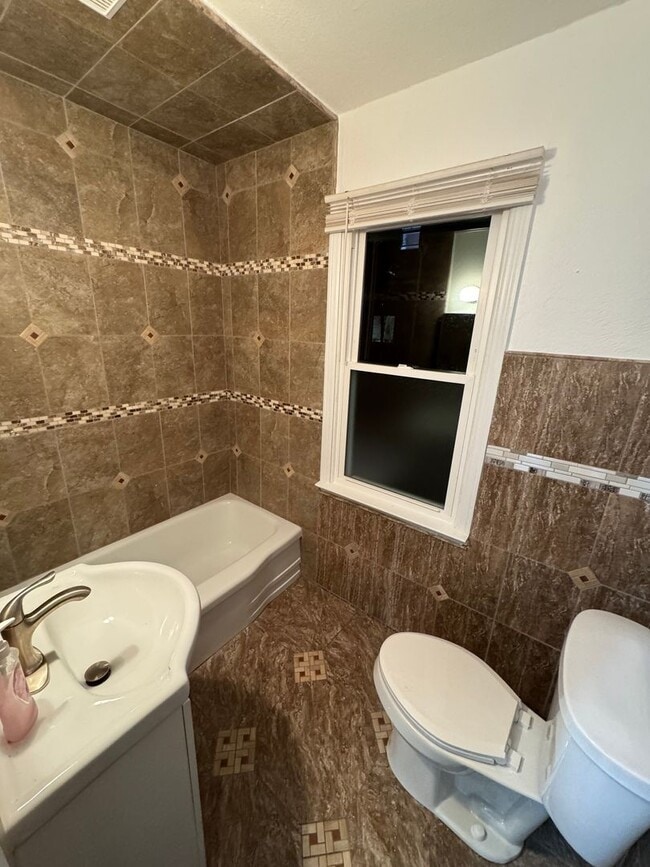 Building Photo - AVAILABLE NOW! SECTION 8 APPROVED! Charming 2-Bedroom Home in Quiet Pontiac Neighborhood!