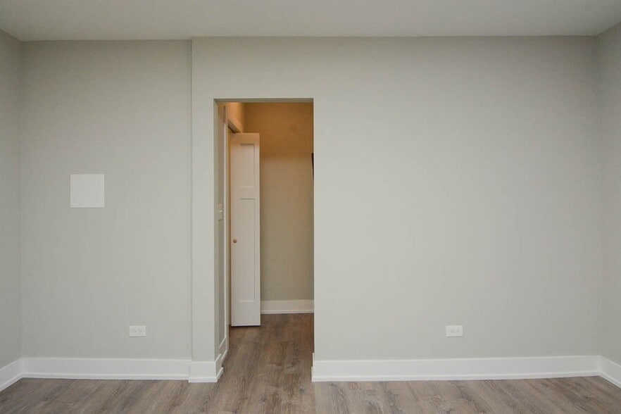 Building Photo - 533 W Belden Ave