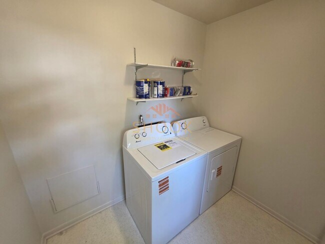 Building Photo - Cozy 3 BR Home in Convenient Location - Sh...
