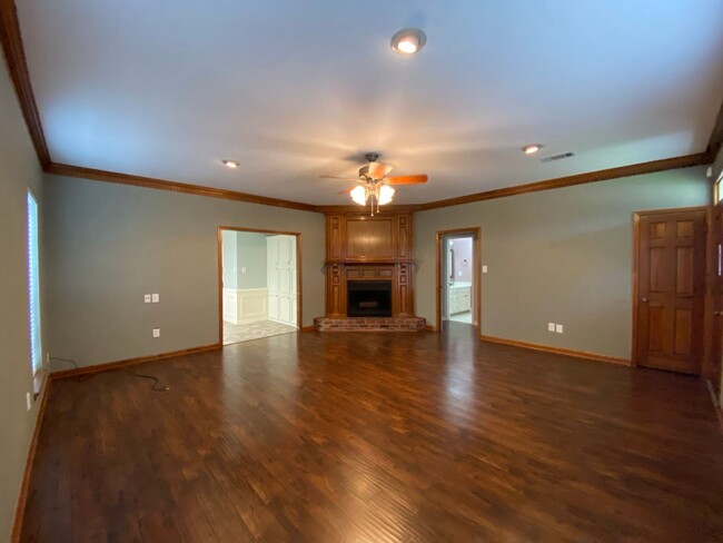 Building Photo - 3 Bedroom House located off Burbank near S...