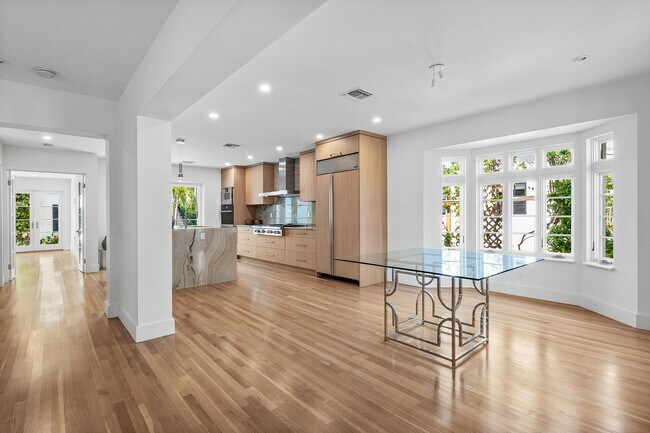 Building Photo - 306 Cordova Rd