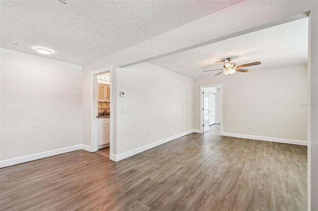 Building Photo - 650 E Tarpon Ave