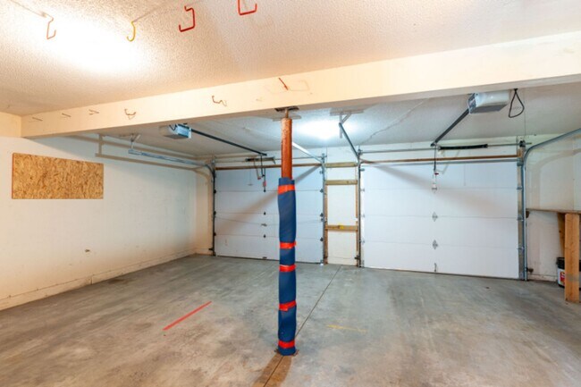 Building Photo - Fantastic Location! Close to MKT & Twin Lakes! 3BR/2.5BA/2000sqft., 2-Car Garage, Large Fenced Ya...