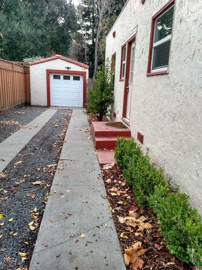 Building Photo - 463 Talbot Ave