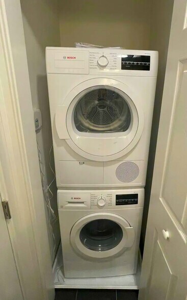 Building Photo - 16 Temple St