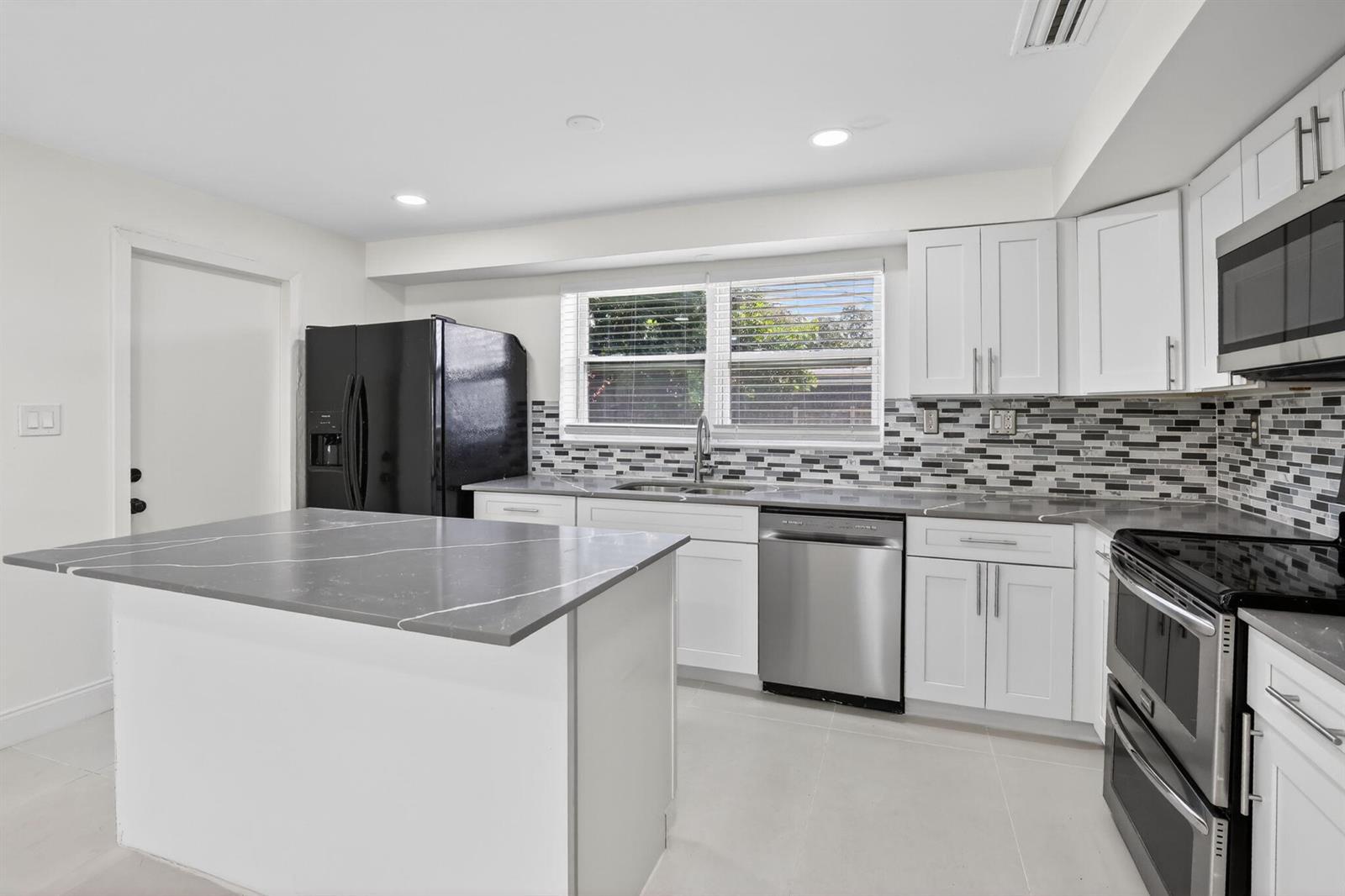 Building Photo - 2630 SW 49th Ct