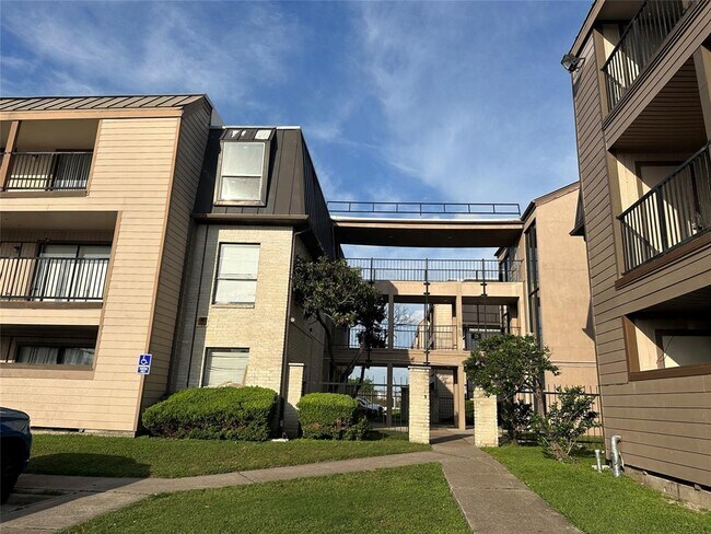 Building Photo - 206 Plaza Verde Dr