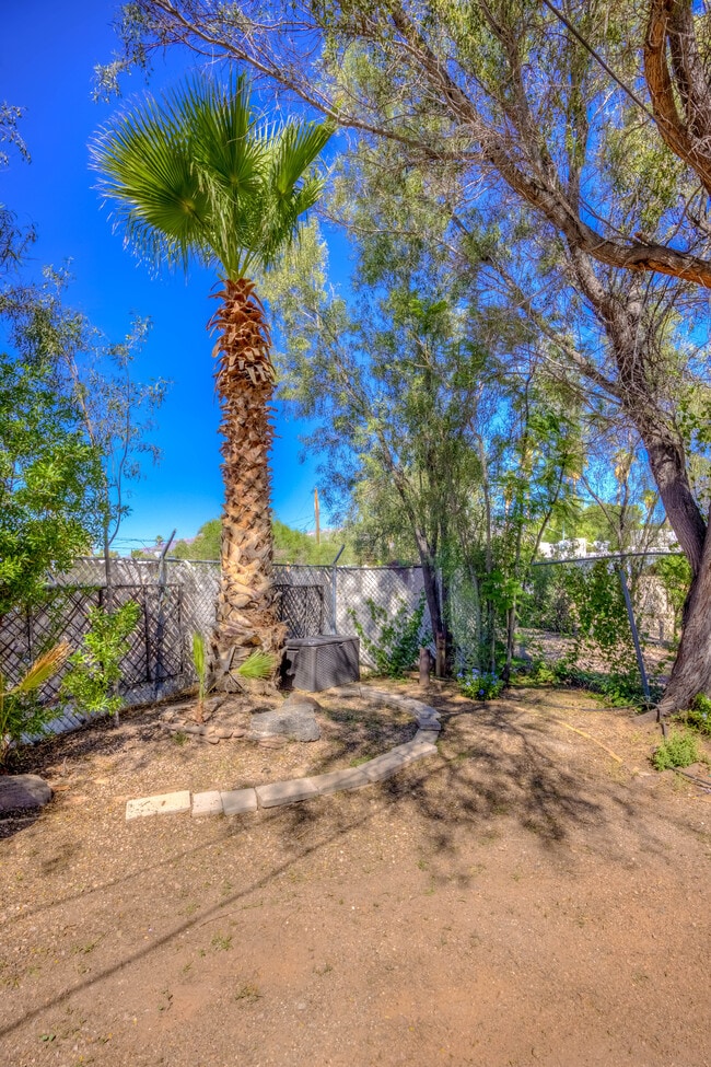 Building Photo - 2555 E Fort Lowell Rd