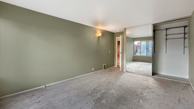 Building Photo - Large 1 bed 1 bath Nestled in Grand Lake Neighborhood