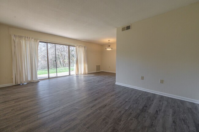 Building Photo - 2 Bedroom Condo In CHAPEL HILL!