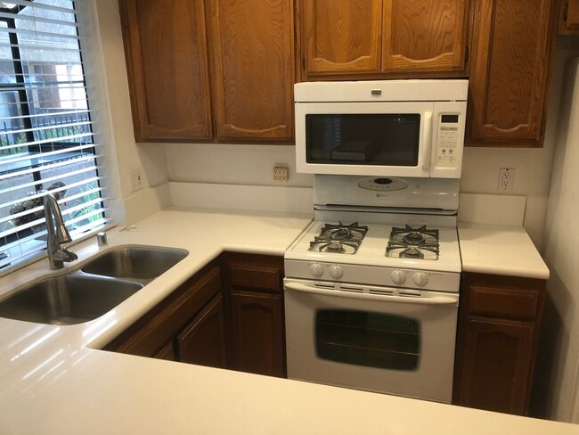 Building Photo - 4732 Lakeview Ave