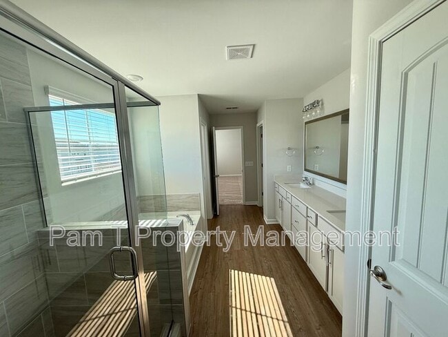 Building Photo - 400 Airways Ave