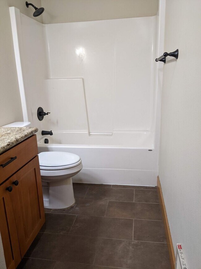Building Photo - 675 Larch Ct