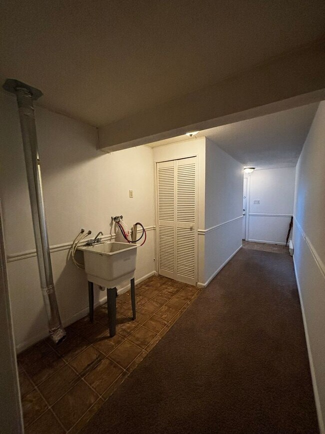 Building Photo - 3BR Townhome with garage! This house will ...