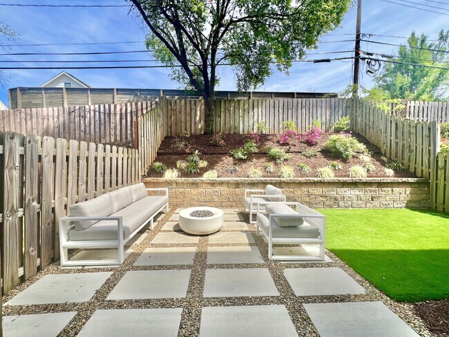 Building Photo - LUXURY TOWNHOME near Southend