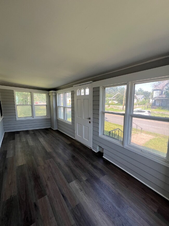 Building Photo - Newly Renovated 2 bedroom / 1 bathroom hou...