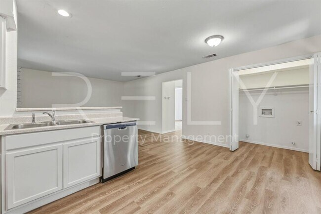 Building Photo - 302 Algerita Dr