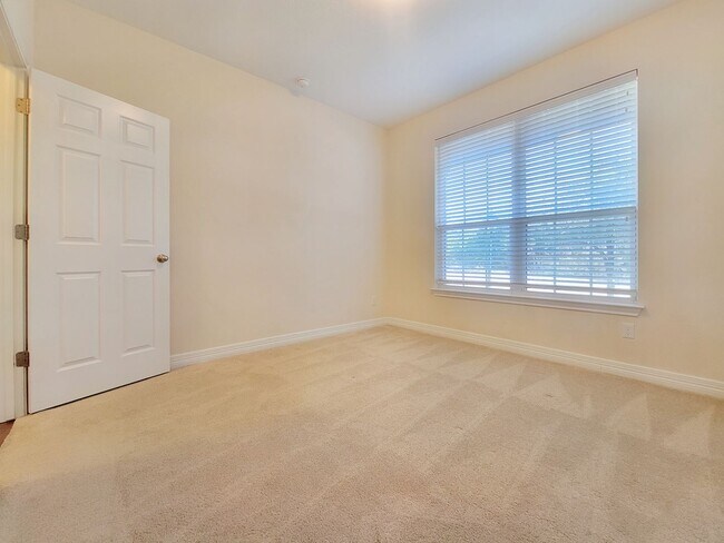 Building Photo - Large 3 Bedroom, 2.5 Bathroom Home – Fully Equipped Kitchen & Washer/Dryer Hookups