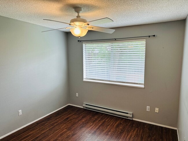 Building Photo - Charming Condo Conveniently Located