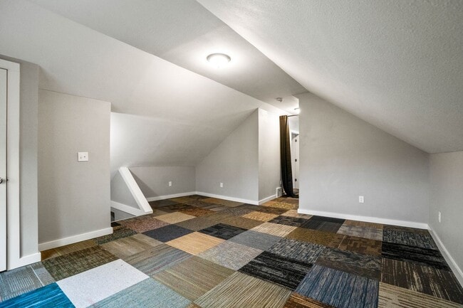 Building Photo - Rare quality UWM Flat , Walk to Campus!