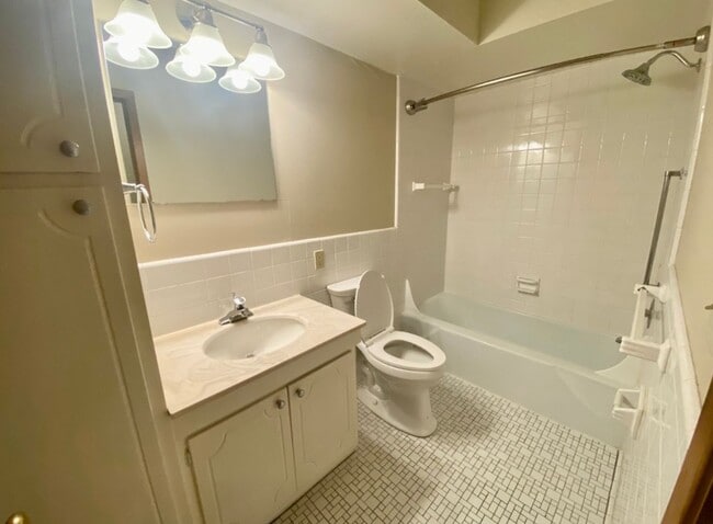 Building Photo - 2 Bed/1.5 Bath Ground floor