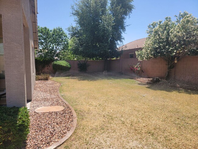 Building Photo - 3-Bedroom / 2-Bathroom Home with Attached ...