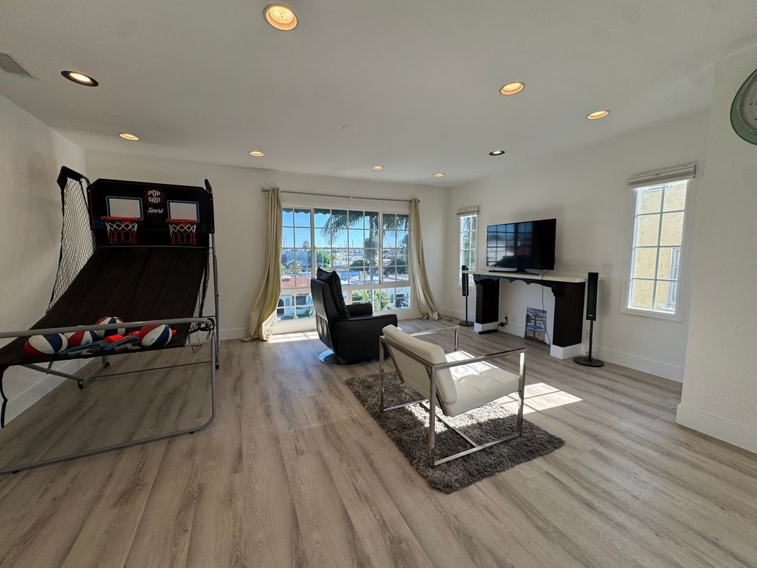 Building Photo - 1339 S Mansfield Ave