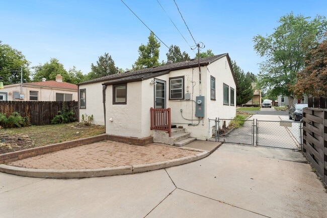 Building Photo - Centrally-Located Bungalow Available NOW!