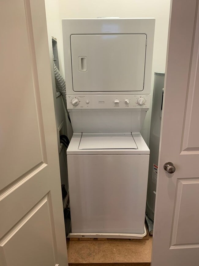Building Photo - Stylish Germantown Townhome - Walkable Neighborhood