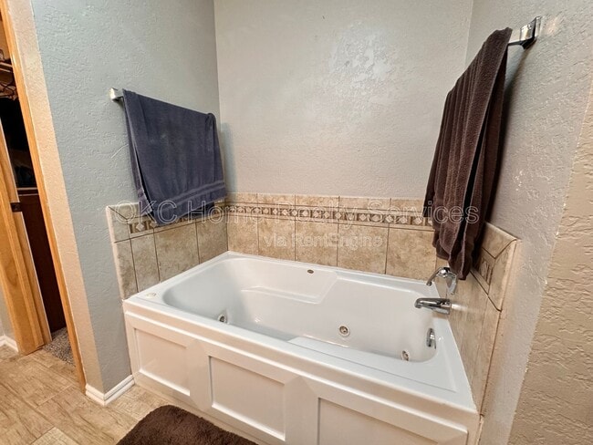 Building Photo - 17316 Valley Crst