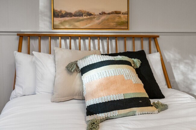 Building Photo - Stylish & Turnkey Furnished 2-BR Daylight Basement Apartment – Utilities + Wi-Fi Included