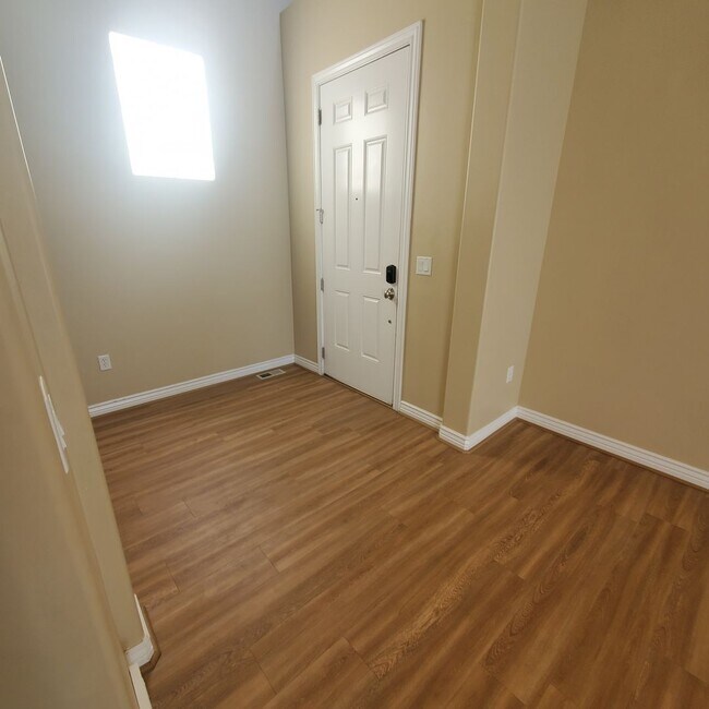 Building Photo - Incredible Lehi Townhouse