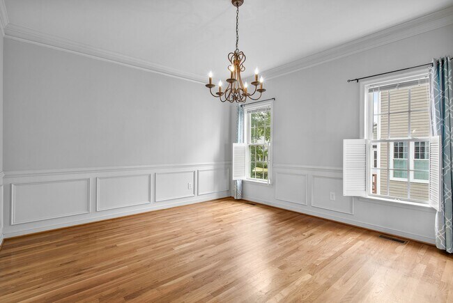 Building Photo - HAMPTON PARK - Pristine 4-5 bedroom home a...