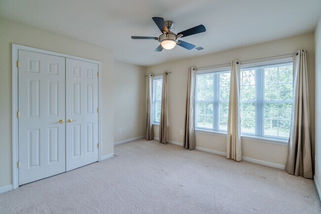 Building Photo - Bright And Spacious 3 Bed 2.5 Bath End-Uni...