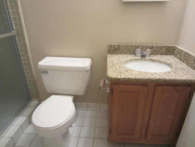 Building Photo - 628 E Fox Hills Dr