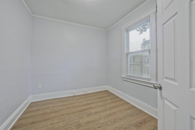 Building Photo - 26 Montrose Terrace