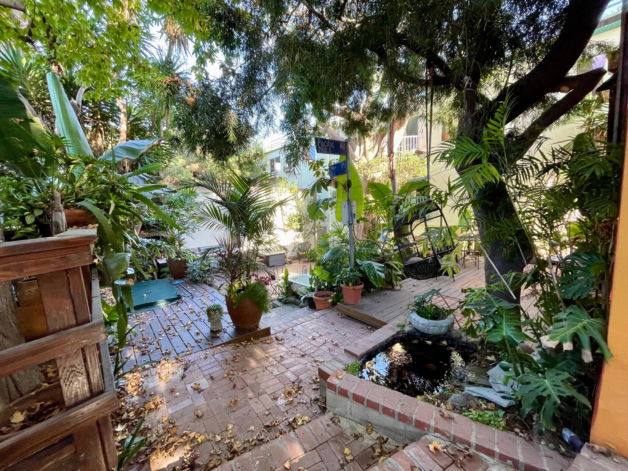 Shared courtyard with four other bungalows - 2918 Pacific Ave