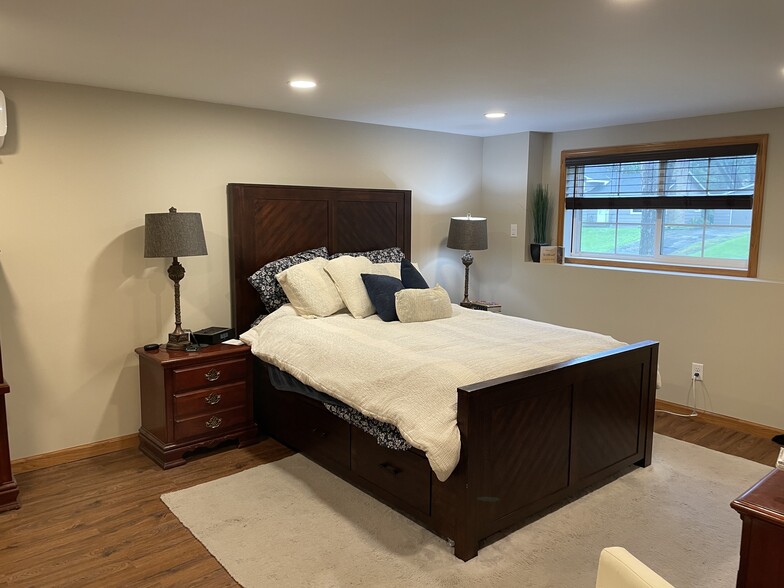 Master bedroom - 10909 Russell Ave S