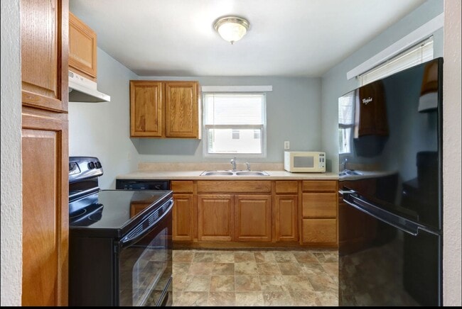 Building Photo - Carriage House apartment, near downtown, w...