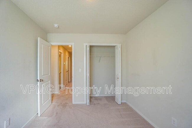 Building Photo - 2620 NE 117th Pl