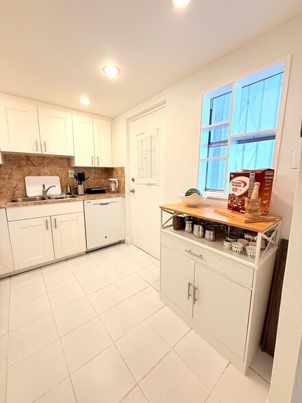 Building Photo - 4141 Nautilus Dr