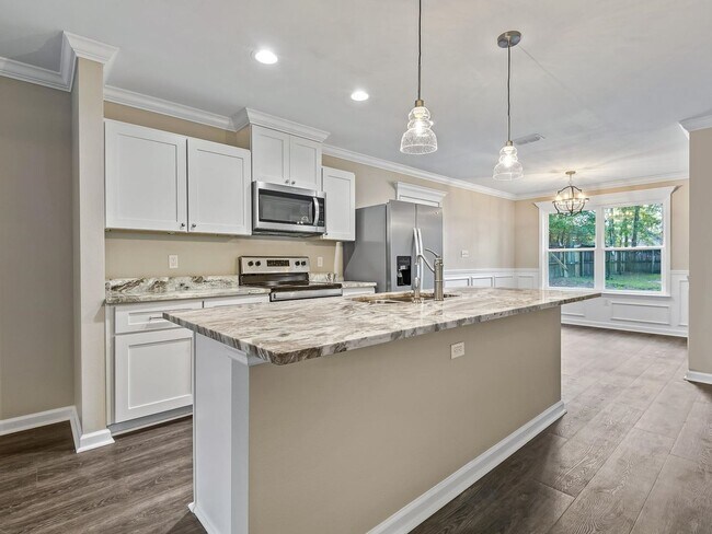 Building Photo - 3 Bedroom in Magnolia Gardens Available Now!