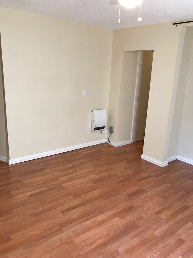 Building Photo - 612