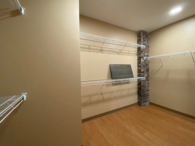 Building Photo - 83 Hanover St