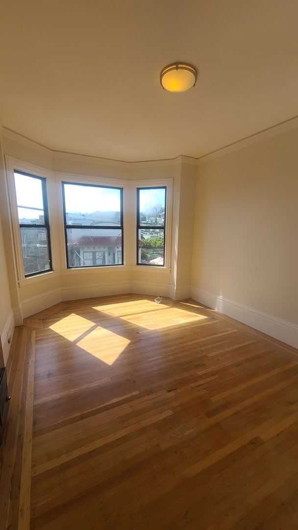 Building Photo - Full of Natural Light & Character Apt in N...